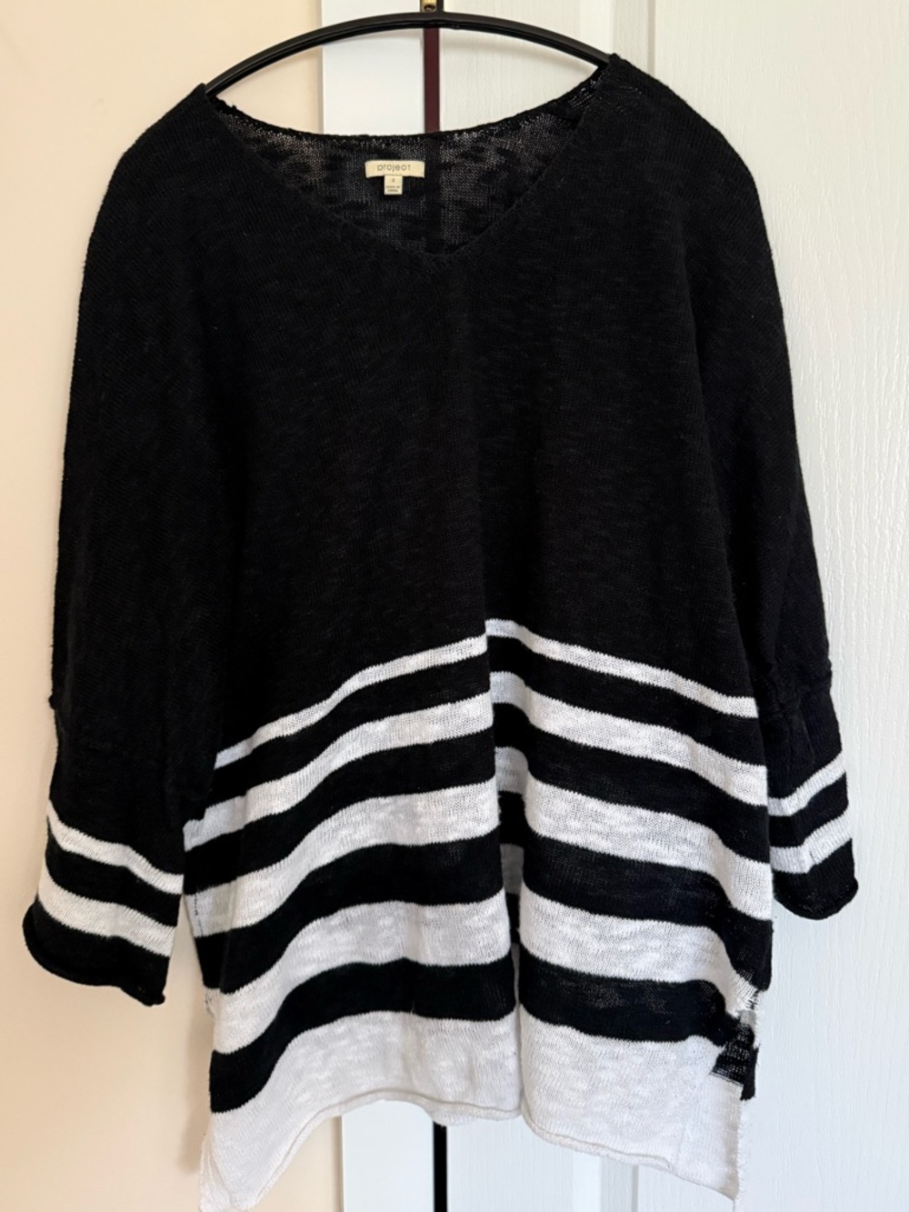 Black and white linen cotton V-neck sweater